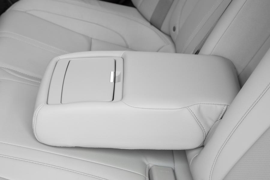 Детали интерьера Honda Clarity Fuel Cell 2019 года  (NA) (фото 40 из 50)